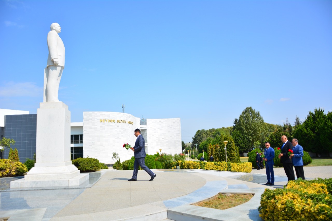 Seymur Orucov ali məkətəbə qəbul olan gənclərlə görüşdü - FOTOLAR